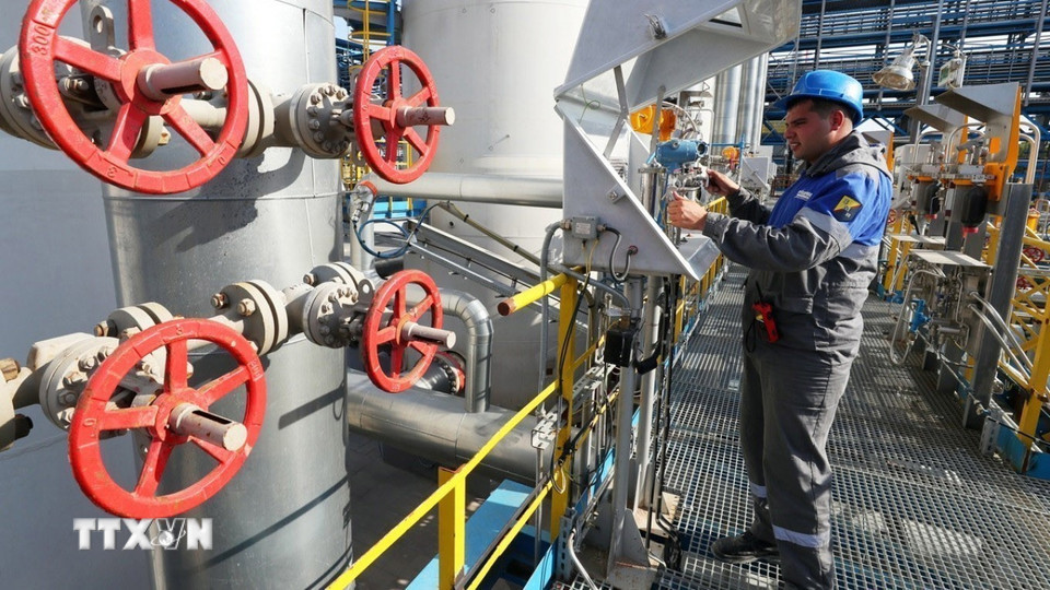 Ngày 20/10/2025, các nước thành viên Liên minh châu Âu (EU) đã thống nhất chấm dứt nhập khẩu khí đốt từ Nga vào cuối năm 2027, đồng thời ngừng phụ thuộc năng lượng vào Nga trong bối cảnh cuộc xung đột tại Ukraine kéo dài. Trong cuộc họp tại Luxembourg, các Bộ trưởng Năng lượng của EU đã thông qua kế hoạch của Ủy ban châu Âu (EC) nhằm loại bỏ nguồn cung khí đốt của Nga. Tuy nhiên, quyết định này cần có sự phê chuẩn của Nghị viện châu Âu (EP). Ảnh: Trạm nén khí đốt Slavyanskaya trong hệ thống đường ống dẫn khí đốt Dòng chảy phương Bắc 2 ở Ust-Luga (Nga). (Ảnh: TASS/TTXVN)