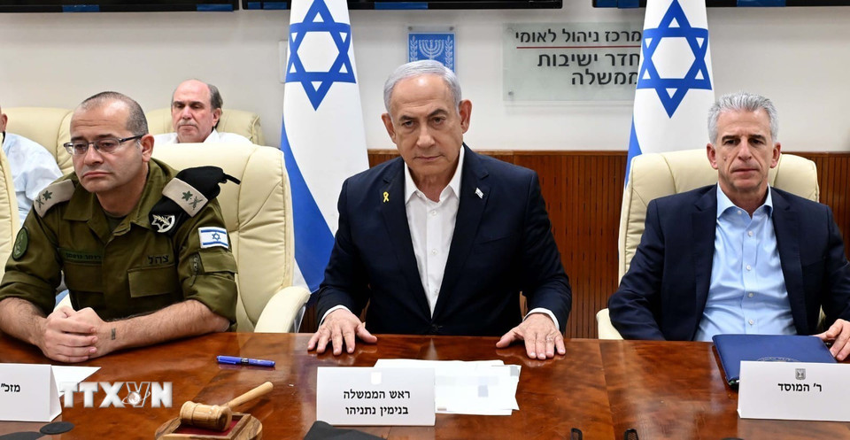 Văn phòng Thủ tướng Israel ngày 23/10/2025 đã chỉ trích việc Quốc hội nước này bỏ phiếu thông qua bước đầu 2 dự luật, gồm dự luật sáp nhập toàn bộ các khu định cư ở Bờ Tây và dự luật sáp nhập một khu thành phố–định cư lớn. Hai dự luật này đều do các nghị sĩ cánh hữu thuộc phe đối lập đề xuất và bị cả Thủ tướng Benjamin Netanyahu (ảnh, giữa) lẫn đa số thành viên đảng Likud phản đối. (Ảnh: THX/TTXVN)