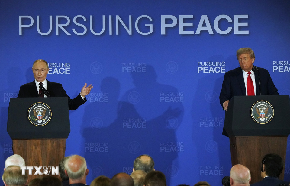Tổng thống Mỹ Donald Trump (phải) ngày 22/10/2025 cho biết đã hủy cuộc gặp với Tổng thống Nga Vladimir Putin (trái) do cho rằng thời điểm hiện tại chưa phù hợp và các cuộc thảo luận khó đạt được kết quả mong muốn, song khẳng định cuộc gặp sẽ được tiến hành vào thời điểm thích hợp hơn trong tương lai. Trong khi đó, Nhà Trắng cho biết Tổng thống Mỹ Donald Trump sẽ gặp Chủ tịch Trung Quốc Tập Cận Bình vào ngày 30/10, trong khuôn khổ chuyến công du châu Á. (Ảnh: THX/TTXVN)