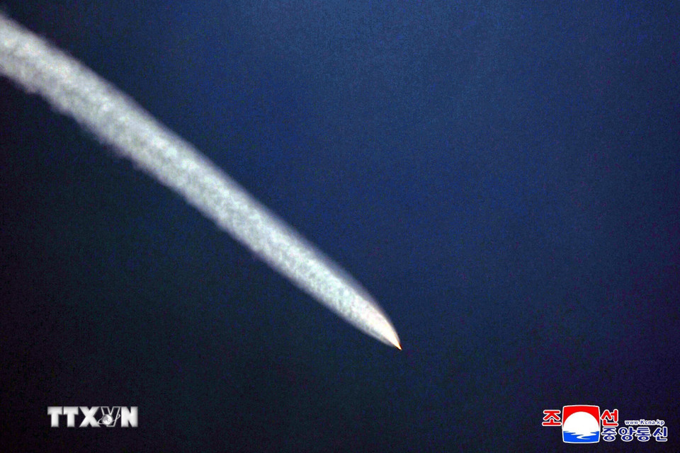 Triều Tiên ngày 23/10/2025 tuyên bố đã phóng thử thành công 2 tên lửa siêu vượt âm, coi đây là “hệ thống vũ khí quan trọng mới” giúp củng cố “năng lực răn đe chiến lược trước các đối thủ tiềm tàng” của Bình Nhưỡng. Hãng thông tấn trung ương Triều Tiên (KCNA) đưa tin “2 tên lửa siêu vượt âm được phóng từ quận Ryokpho, thủ đô Bình Nhưỡng, theo hướng Đông Bắc, đã đánh trúng mục tiêu định sẵn tại vùng cao nguyên Kwesang ở tỉnh Bắc Hamgyong”. (Ảnh: Yonhap/TTXVN)