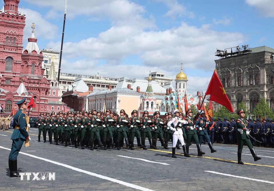 Đoàn Quân đội nhân dân Việt Nam tham gia lễ duyệt binh trên Quảng trường Đỏ. (Ảnh: Thống Nhất/TTXVN)