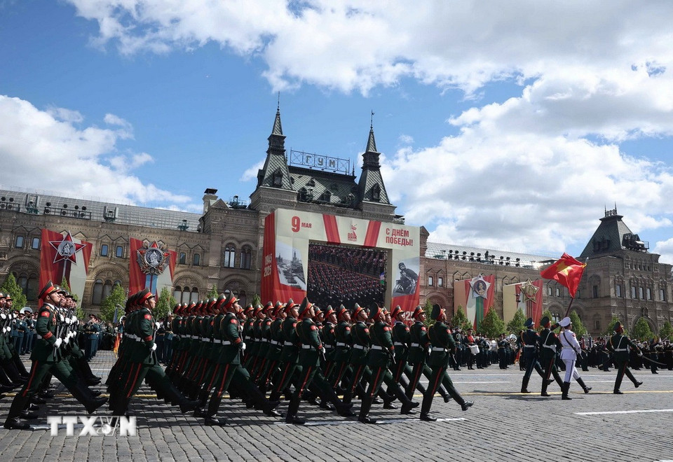 Đoàn Quân đội nhân dân Việt Nam tham gia lễ duyệt binh trên Quảng trường Đỏ. (Ảnh: Thống Nhất/TTXVN)