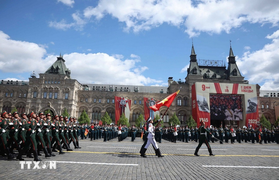 Đoàn Quân đội nhân dân Việt Nam tham gia lễ duyệt binh trên Quảng trường Đỏ. (Ảnh: Thống Nhất/TTXVN)