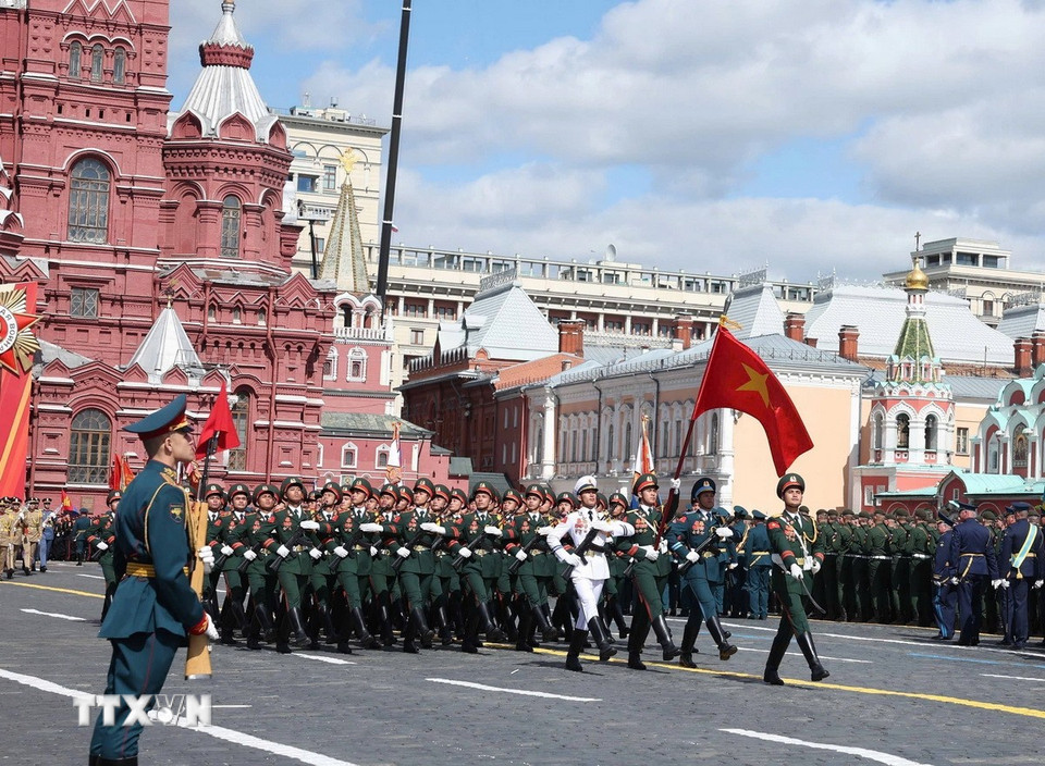 Đoàn Quân đội nhân dân Việt Nam tham gia lễ duyệt binh trên Quảng trường Đỏ. (Ảnh: Thống Nhất/TTXVN)