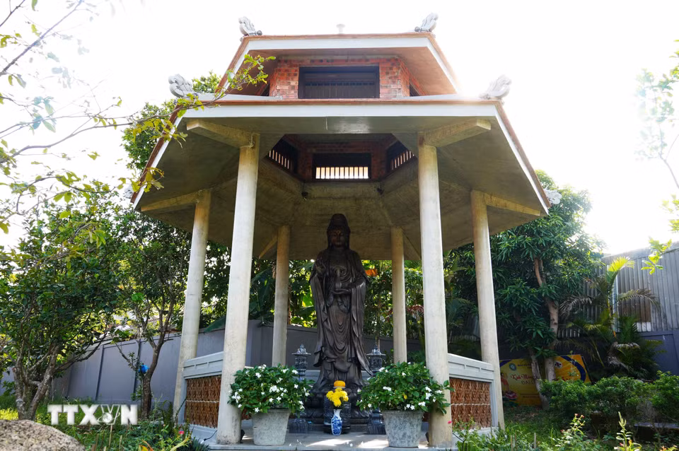 Tượng Quan Thế Âm trong khuôn viên chùa Viên Giác ở Huế. (Ảnh: Nguyên Lý/TTXVN)