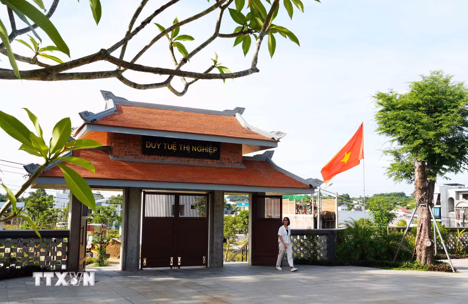 Cổng chùa Viên Giác ở Huế nhìn từ phía trong ra. (Ảnh: Nguyên Lý/TTXVN)