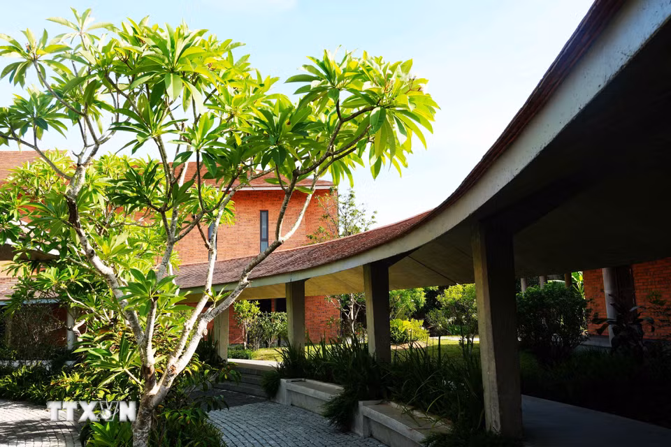 Hành lang uốn lượn tạo thành hình tròn kết nối các hạng mục, trong khuôn viên chùa Viên Giác ở Huế. (Ảnh: Nguyên Lý/TTXVN)