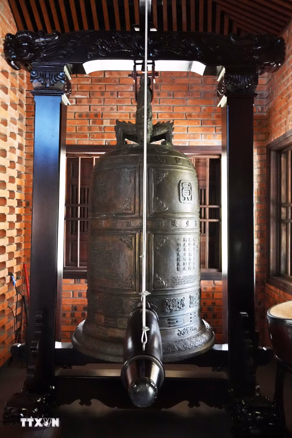Đại chuông trong Chánh Điện chùa Viên Giác ở Huế. (Ảnh: Nguyên Lý/TTXVN)