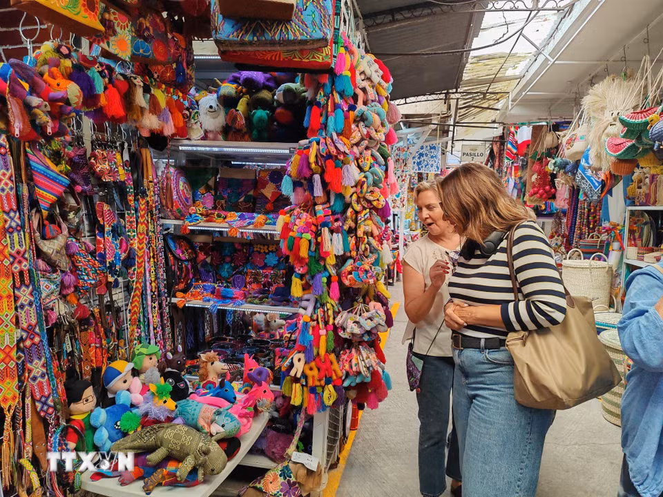 Du khách chọn mua quà lưu niệm tại chợ La Ciudadela ở thủ đô Mexico City. (Ảnh: Phương Lan/TTXVN)
