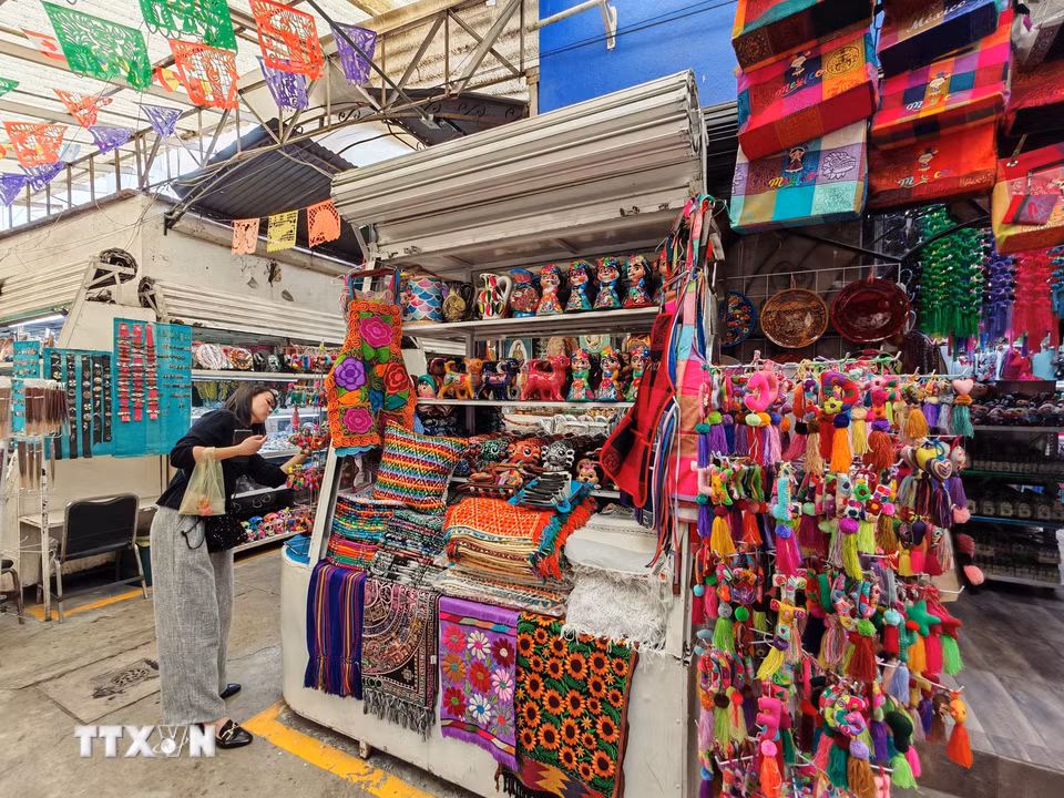 Các sản phẩm dệt may thủ công góp phần quảng bá văn hóa Mexico tới du khách quốc tế. (Ảnh: Phương Lan/TTXVN)