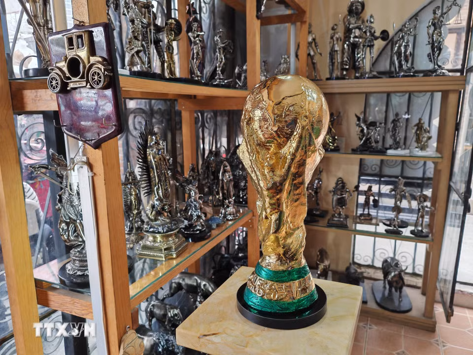 Mô hình cúp vàng FIFA World Cup 2026 được bày bán tại một cửa hàng lưu niệm ở chợ thủ công La Ciudadela ở thủ đô Mexico City. (Ảnh: Phương Lan/TTXVN)