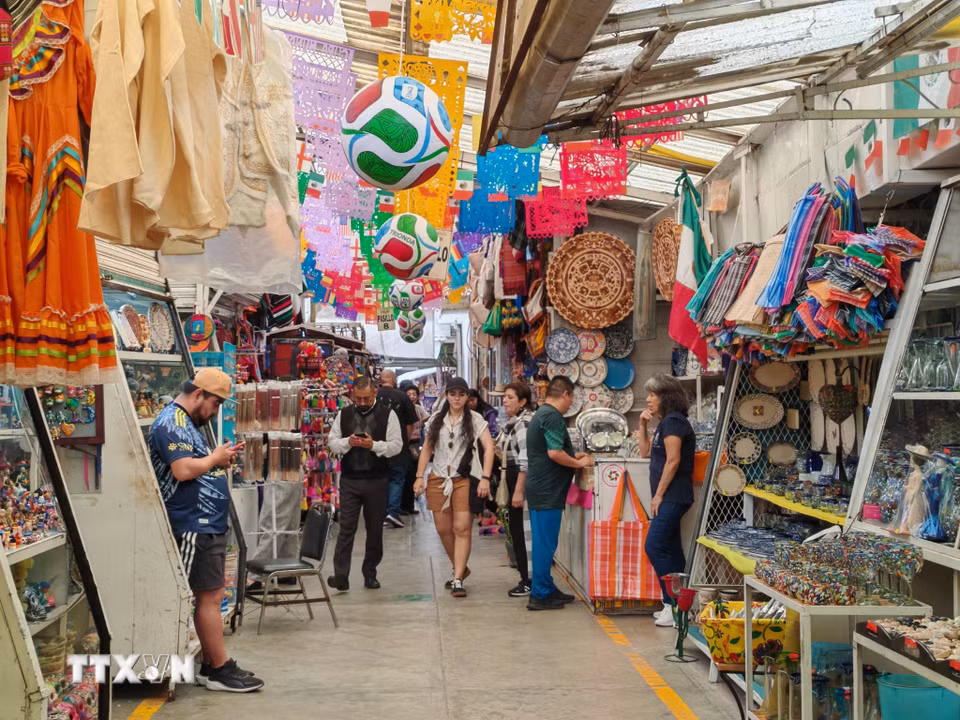 Chợ thủ công truyền thống La Ciudadela ở thủ đô Mexico City thu hút lượng lớn khách tham quan trước thềm World Cup 2026. (Ảnh: Phương Lan/TTXVN)