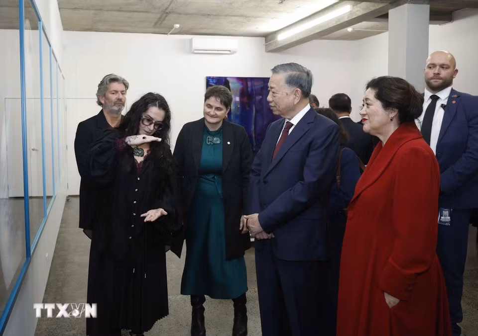 Tổng Bí thư, Chủ tịch nước Tô Lâm và Toàn quyền New Zealand Cindy Kiro tham quan Triển lãm ảnh StarkWhite của nhiếp ảnh gia Fiona Pardington. (Ảnh: Thống Nhất/TTXVN)