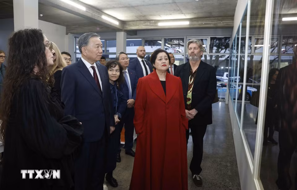 Tổng Bí thư, Chủ tịch nước Tô Lâm và Toàn quyền New Zealand Cindy Kiro tham quan Triển lãm ảnh StarkWhite của nhiếp ảnh gia Fiona Pardington. (Ảnh: Thống Nhất/TTXVN)