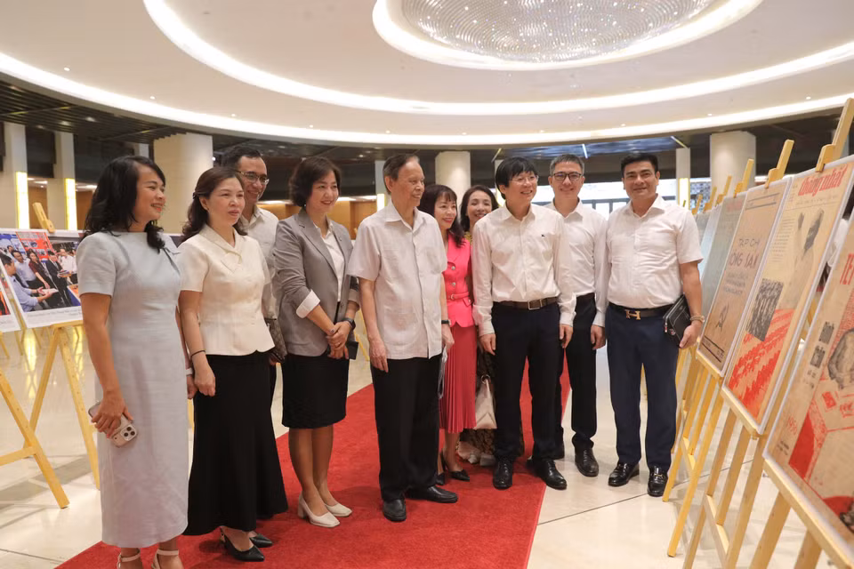 Các đại biểu xem trưng bày 101 hình ảnh, tư liệu, bìa báo, bài viết và tranh cổ động về các cuộc bầu cử đại biểu Bet88app còn khuyến mãi, các kỳ họp Bet88app còn khuyến mãi, hoạt động tiếp xúc cử tri... (Nguồn: Ban tổ chức cung cấp)