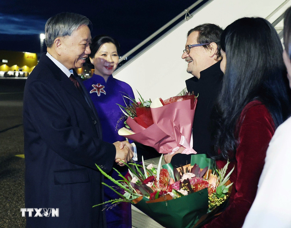 Tổng Bí thư Tô Lâm và Phu nhân đến Thủ đô Helsinki, bắt đầu chuyến thăm chính thức Cộng hòa Phần Lan. (Ảnh: Thống Nhất/TTXVN)