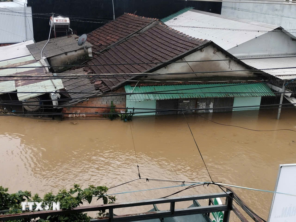 Nhiều tuyến đường ngập sâu. (Ảnh: Đinh Hương/TTXVN)