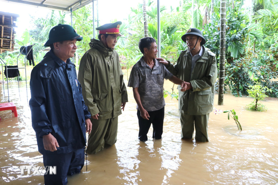 Chính quyền xã Nghĩa Hành vận động người dân di dời đến nơi an toàn. (Ảnh: Đinh Hương/TTXVN)