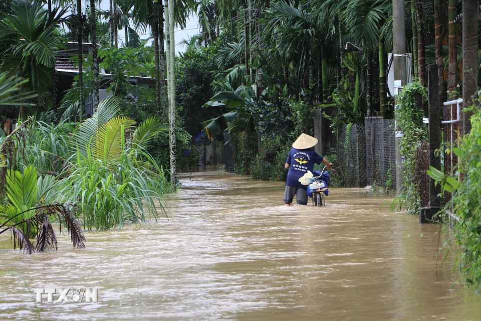 Nhiều tuyến đường tại xã Nghĩa Hành ngập sâu. (Ảnh: Đinh Hương/TTXVN)