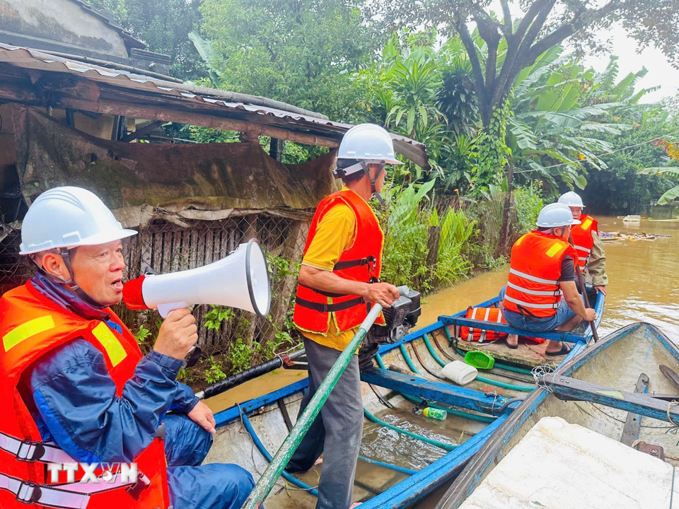 Xã Tịnh khê thông báo, vận động người dân vùng ngập sâu di dời đến nơi an toàn. (Ảnh: TTXVN phát)