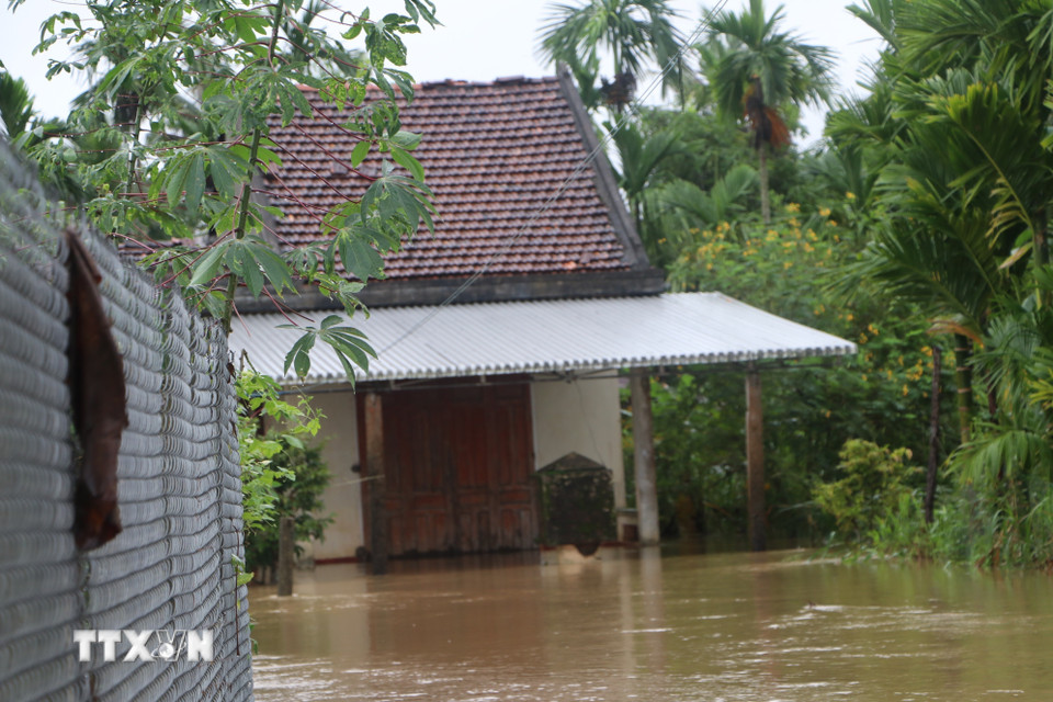 Một căn nhà ngập trong nước lũ. (Ảnh: Đinh Hương/TTXVN)
