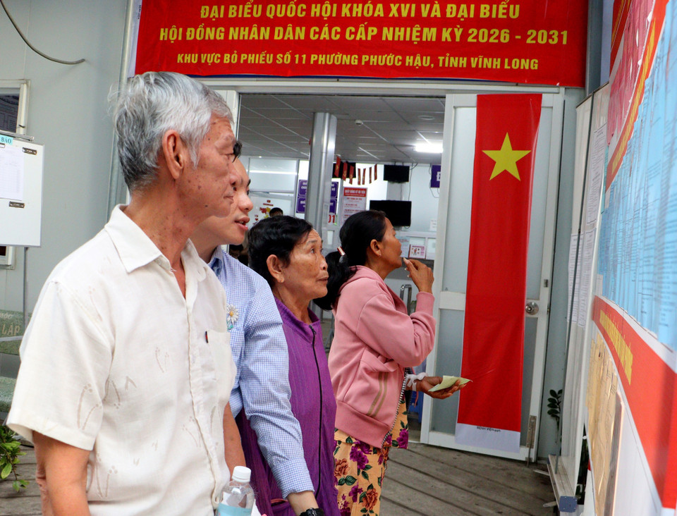 Cử tri tìm hiểu tiểu sử các ứng cử viên tại khu vực bỏ phiếu số 11 (Bệnh viện Đa khoa tỉnh Vĩnh Long - phường Phước Hậu, tỉnh Vĩnh Long). (Ảnh: Lê Thúy Hằng/TTXVN)