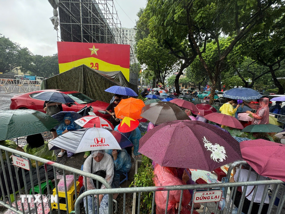 Hàng nghìn người dân vẫn đổ về các tuyến phố, tạo thành hàng rào danh dự sống động chào đón các khối diễu binh. (Ảnh: Minh Quyết/TTXVN)