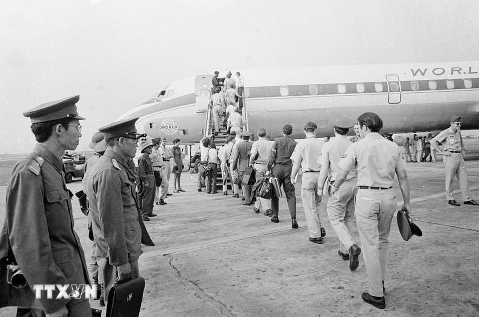 Lính Mỹ lên máy bay rút khỏi miền Nam Việt Nam dưới sự giám sát của Quân đội Việt Nam Dân chủ Cộng hòa và quân Giải phóng, tại sân bay Tân Sơn Nhất, ngày 19/3/1973. (Ảnh: Hứa Kiểm/TTXVN)