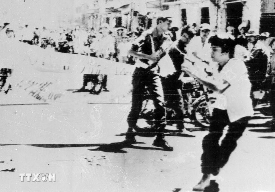 Ở miền Nam, phong trào đấu tranh chính trị của thanh niên, học sinh, sinh viên tuy bị đế quốc Mỹ và tay sai đàn áp dã man song không hề nao núng. Trong những ngày Đồng Khởi 1960, các đội "Trung kiên", "Xung phong" do thanh niên đảm nhận được thành lập ở khắp mọi nơi, tiến hành vây đồn, phá ấp chiến lược... (Ảnh: TTXVN)