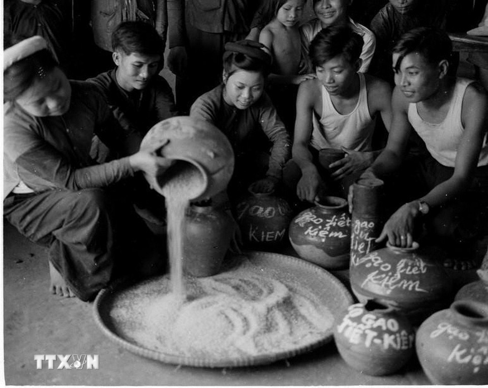 Đoàn viên Chi đoàn thanh niên xã Tam Sơn, huyện Yên Dũng, Bắc Giang đổ gạo tiết kiệm, đưa vào quỹ tín dụng để đoàn viên thiếu thì cho vay (28/6/1960). (Ảnh: Đức Như/TTXVN)