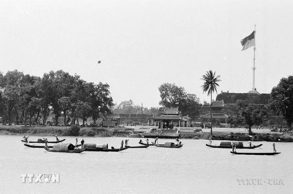 Cờ của Chính phủ cách mạng lâm thời tung bay trên cột cờ thành phố Huế (1975). (Ảnh: Lâm Hồng Long/TTXVN)