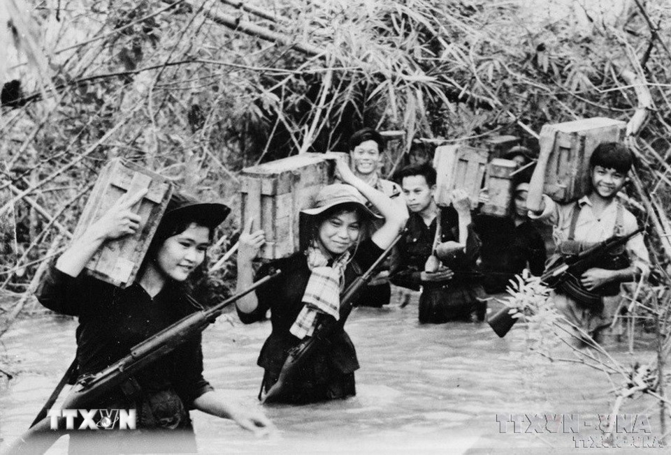 Các chiến trường ở miền Nam gấp rút chuẩn bị lực lượng, phương án tác chiến và phát động quần chúng nổi dậy, hậu cần tiếp tế, thông tin liên lạc… ở vùng ven và trong các đô thị trên toàn miền Nam. Trong ảnh: Vượt suối vận chuyển đạn dược phục vụ mặt trận Thừa Thiên-Huế. (Ảnh: Tư liệu TTXVN)