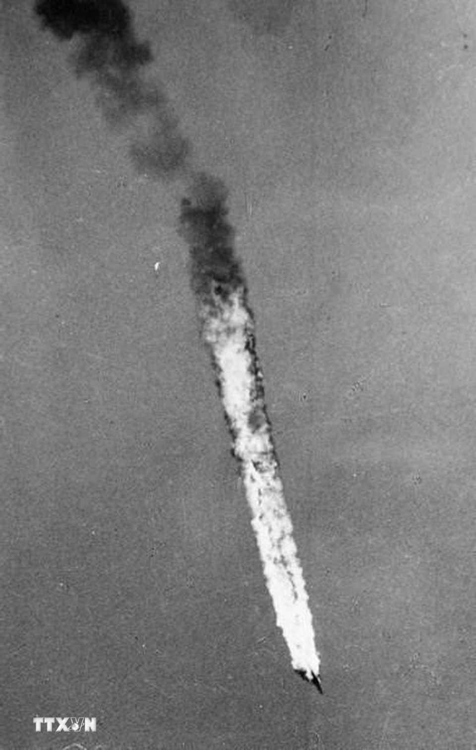 Chiến thắng “Hà Nội - Điện Biên Phủ trên không” đã đi vào lịch sử dân tộc Việt Nam, trở thành một dấu ấn chói lọi, một kỳ tích của thế kỷ XX. Trong ảnh: Một trong 5 chiếc máy bay Mỹ bị quân và dân Hà Nội bắn rơi ngày 27/6/1972 đang bốc cháy trên bầu trời Thủ đô. Đây là chiếc máy bay Mỹ thứ 3.700 bị bắn rơi trên bầu trời miền Bắc. (Ảnh: Văn Bảo/TTXVN)