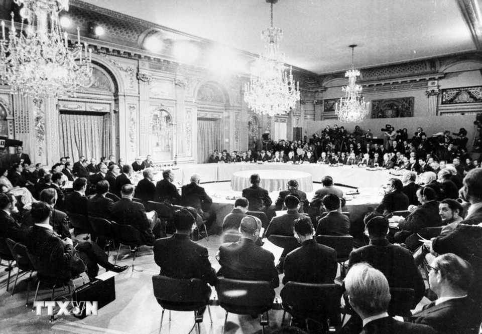 Hiệp định Paris về chấm dứt chiến tranh, lập lại hòa bình tại Việt Nam (1973) là một thắng lợi có ý nghĩa lịch sử của dân tộc Việt Nam trong cuộc kháng chiến chống Mỹ, cứu nước. Nhân dân Việt Nam đã thực hiện được mục tiêu “đánh cho Mỹ cút”, mở ra một giai đoạn mới, tạo thuận lợi để tiếp tục “đánh cho Ngụy nhào” trong Đại thắng Mùa Xuân 1975, hoàn thành tâm nguyện của Bác Hồ kính yêu, giải phóng hoàn toàn miền Nam, thống nhất đất nước. (Ảnh: TTXVN)