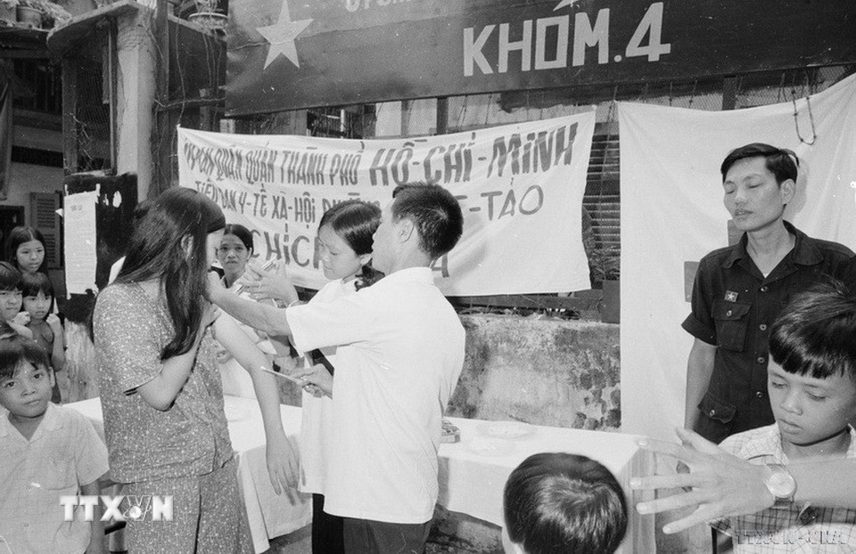 Sau ngày giải phóng, để đảm bảo sức khỏe cho nhân dân, các đoàn y tế của thành phố và các quận của Sài Gòn về tận phường, khóm khám bệnh, phát thuốc miễn phí cho nhân dân (7/1975). (Ảnh: Đinh Quang Thành/TTXVN)