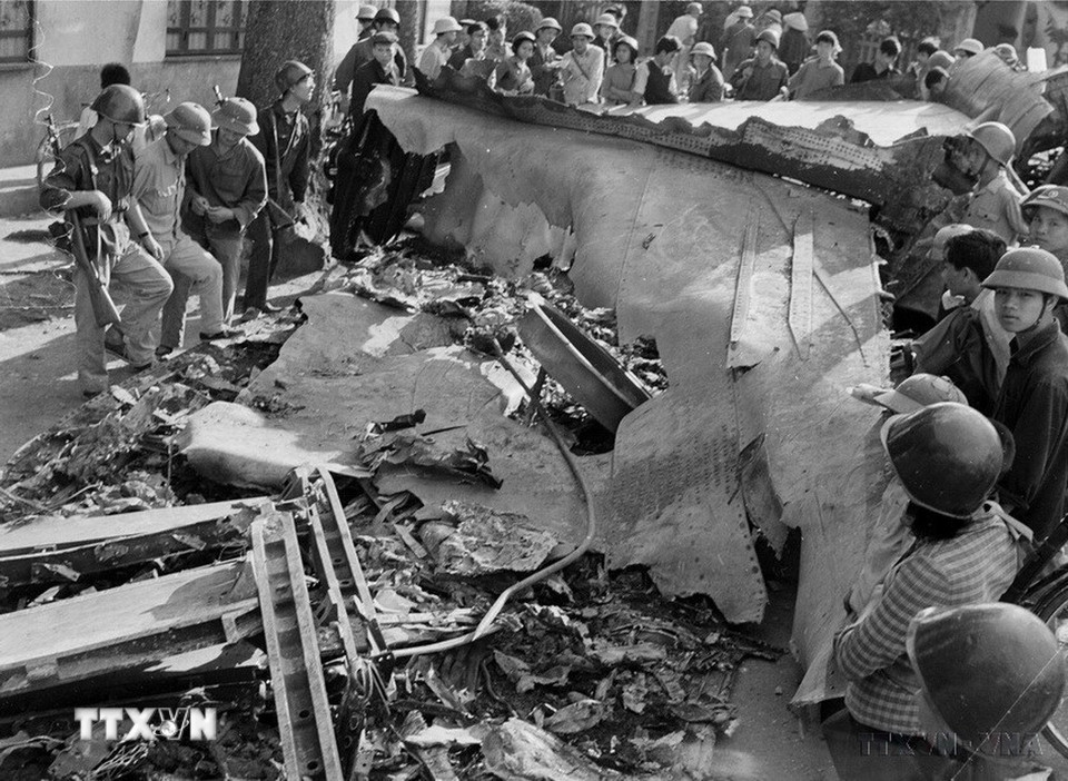Xác máy bay ném bom B-52 bị tên lửa của Tiểu đoàn 72, Sư đoàn 361 bắn rơi tại chỗ xuống phố Hoàng Hoa Thám (Hà Nội) đêm 27/12/1972. (Ảnh: Minh Trường/TTXVN)
