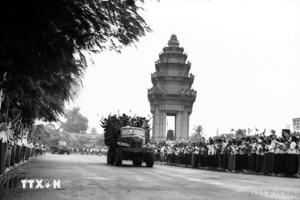 Nhân dân Thủ đô Phnom Penh tiễn một đơn vị quân tình nguyện Việt Nam hoàn thành nhiệm vụ trở về Tổ quốc (6/1984). (Ảnh: TTXVN)