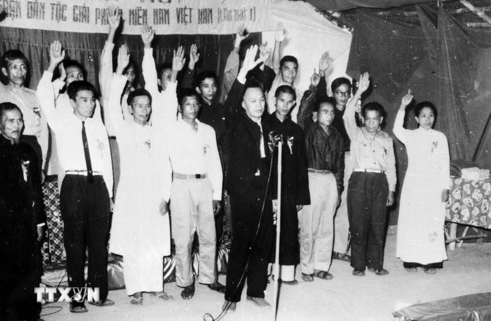 Các thành viên của Ủy ban Trung ương Mặt trận Dân tộc Giải phóng miền Nam Việt Nam tuyên thệ trong Lễ thành lập Mặt trận, ngày 20/12/1960, tại Tây Ninh. (Ảnh: Tư liệu TTXVN)