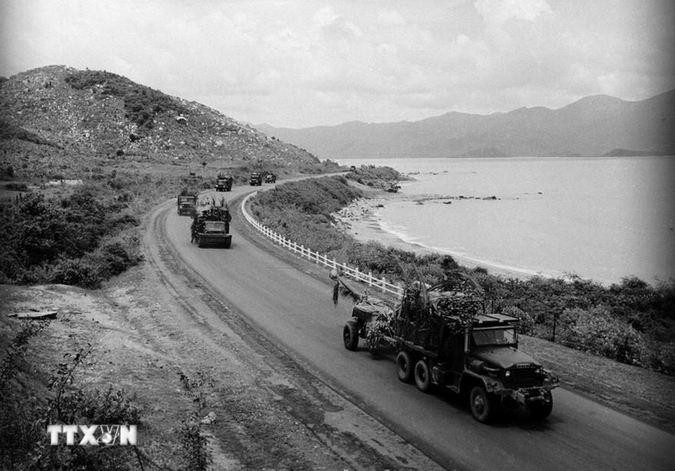Quân giải phóng tiến qua đèo Cả (Khánh Hòa) vào giải phóng các tỉnh duyên hải Nam Trung Bộ. (Ảnh: Lâm Hồng Long/TTXVN)