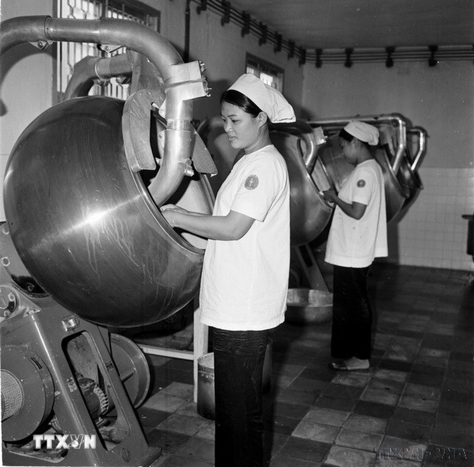 Thành phố Hồ Chí Minh tập trung giải quyết nhiều vấn đề cấp bách, đặc biệt là khôi phục sản xuất và ổn định tình hình kinh tế-xã hội sau ngày giải phóng. Trong ảnh: Công nhân nhà máy sản xuất thuốc âu dược Hadzer Sài Gòn đẩy mạnh sản xuất nhiều loại thuốc phục vụ việc phòng, chữa bệnh cho nhân dân (7/1975). (Ảnh: Quang Thành/TTXVN)