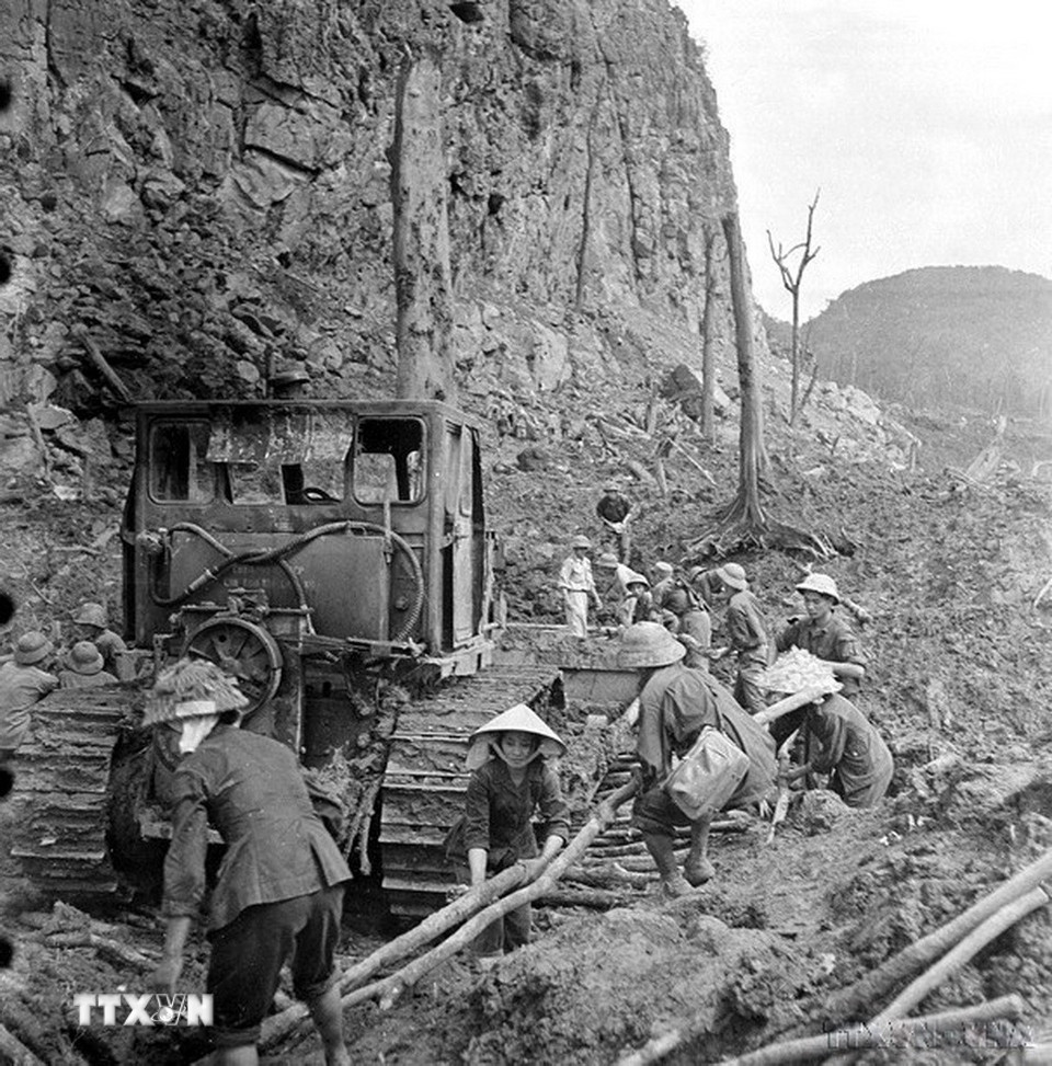 Bất chấp bom đạn ác liệt, lực lượng công binh và thanh niên xung phong đã bám trụ mặt đường, lao động cật lực suốt ngày đêm để đảm bảo thông xe Tuyến đường 20 Quyết Thắng trên địa bàn tỉnh Quảng Bình. (Ảnh: Hữu Ngôi/TTXVN)