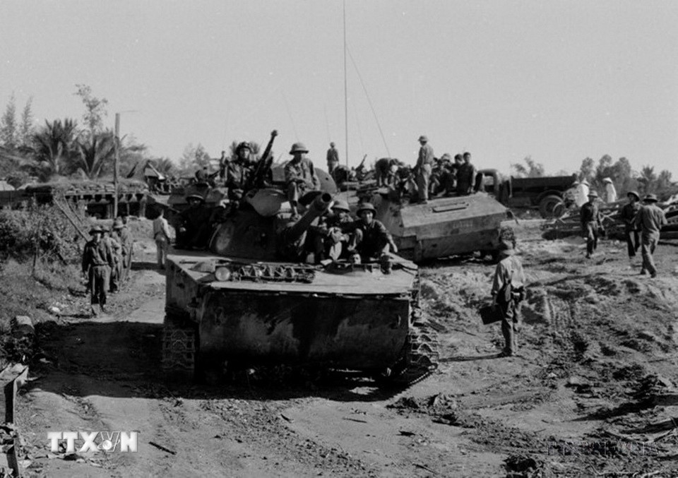 Pháo binh và xe tăng quân giải phóng trên đường hành quân vào giải phóng Quy Nhơn. (Ảnh: Vũ Tạo/TTXVN)