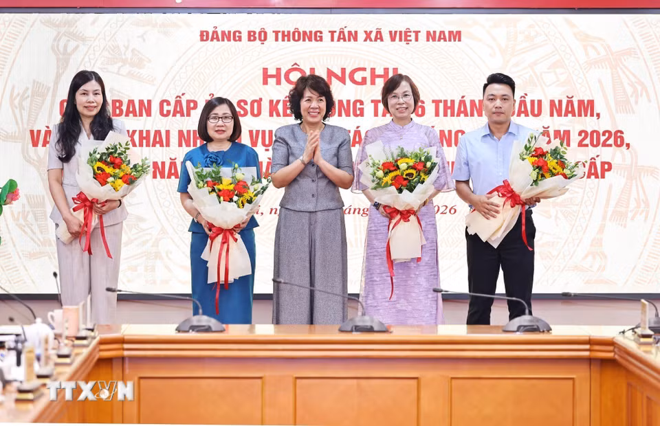 Đồng chí Nguyễn Thị Hoàng Vân, Phó Bí thư Đảng ủy, Trưởng Ban Tuyên giáo và Dân vận Đảng ủy các cơ quan Đảng Trung ương chúc mừng các đồng chí đảm nhận thêm nhiệm vụ mới. (Ảnh: Minh Đức/TTXVN)