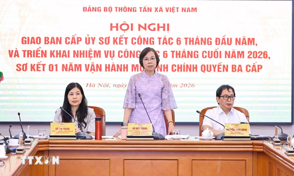Đồng chí Vũ Việt Trang, Ủy viên Ban Thường vụ Đảng ủy các cơ quan Đảng Trung ương, Bí thư Đảng ủy, Tổng Giám đốc TTXVN, Phó Trưởng Ban Tuyên giáo và Dân vận Trung ương điều hành hội nghị. (Ảnh: Minh Đức/TTXVN)