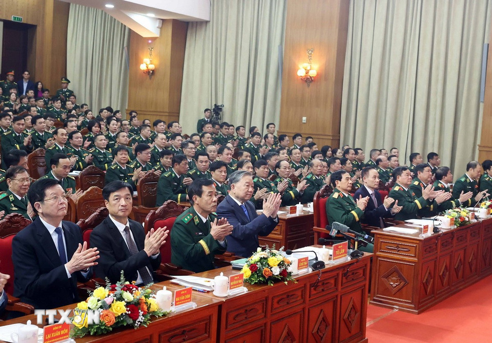 Tổng Bí thư Tô Lâm và các đại biểu tại buổi đến thăm, chúc Tết Bộ Tư lệnh Bộ đội Biên phòng. (Ảnh: Thống Nhất/TTXVN)