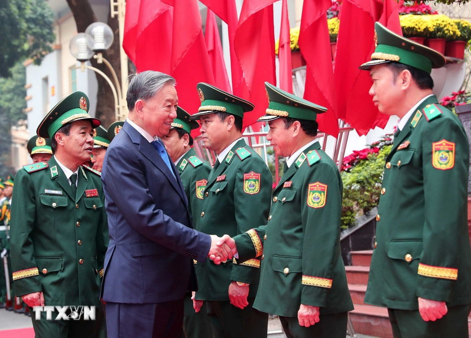 Tổng Bí thư Tô Lâm với lãnh đạo, sỹ quan chỉ huy Bộ Tư lệnh Bộ đội Biên phòng. (Ảnh: Trọng Đức/TTXVN)