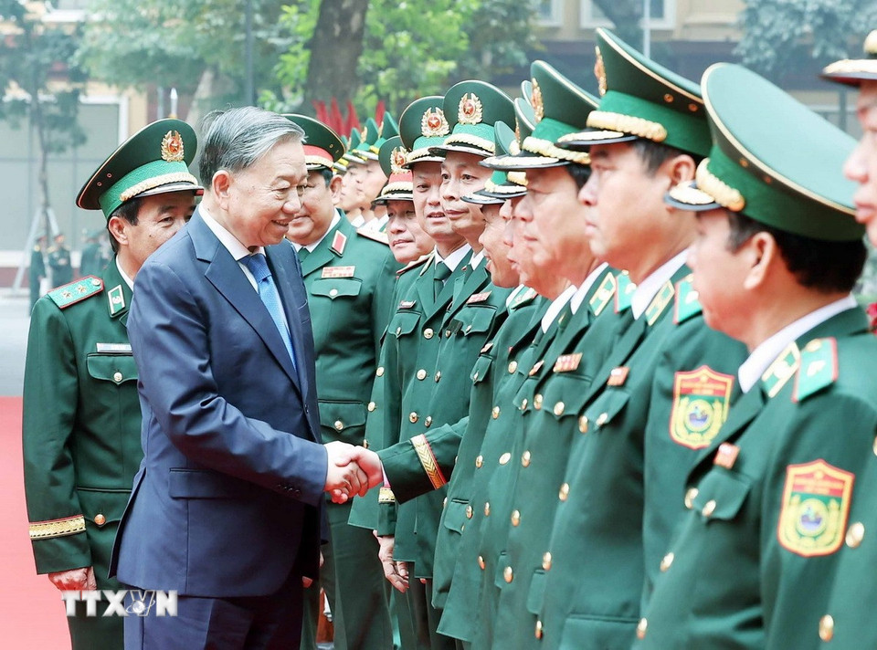 Tổng Bí thư Tô Lâm với lãnh đạo, sỹ quan chỉ huy Bộ Tư lệnh Bộ đội Biên phòng. (Ảnh: Thống Nhất/TTXVN)