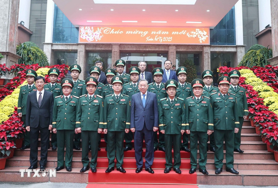 Tổng Bí thư Tô Lâm với lãnh đạo, sỹ quan chỉ huy Bộ Tư lệnh Bộ đội Biên phòng. (Ảnh: TTXVN)