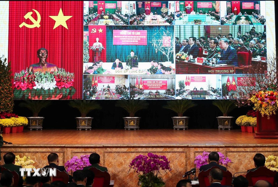 Tổng Bí thư Tô Lâm thăm hỏi, chúc Tết cán bộ, chiến sỹ các đồn biên phòng vùng sâu, vùng xa, vùng biên giới qua cầu truyền hình. (Ảnh: Trọng Đức/TTXVN)