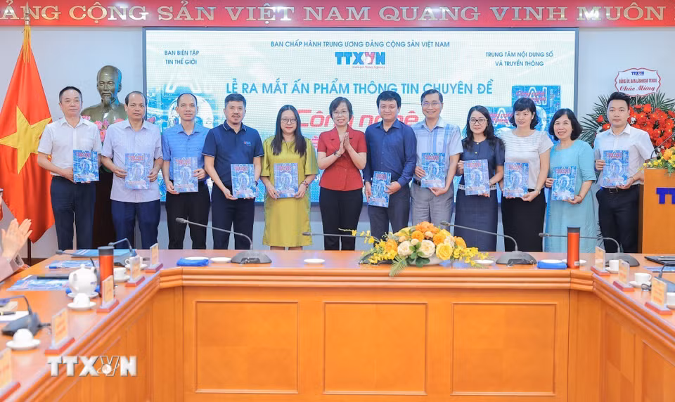 Đồng chí Vũ Việt Trang, Ủy viên Ban Thường vụ Đảng ủy các cơ quan Đảng Trung ương, Bí thư Đảng ủy, Tổng Giám đốc Thông tấn xã Việt Nam, Phó Trưởng Ban Tuyên giáo và Dân vận Trung ương trao tặng ấn phẩm cho đại diện các đơn vị của TTXVN. (Ảnh: Lê Đông/TTXVN)